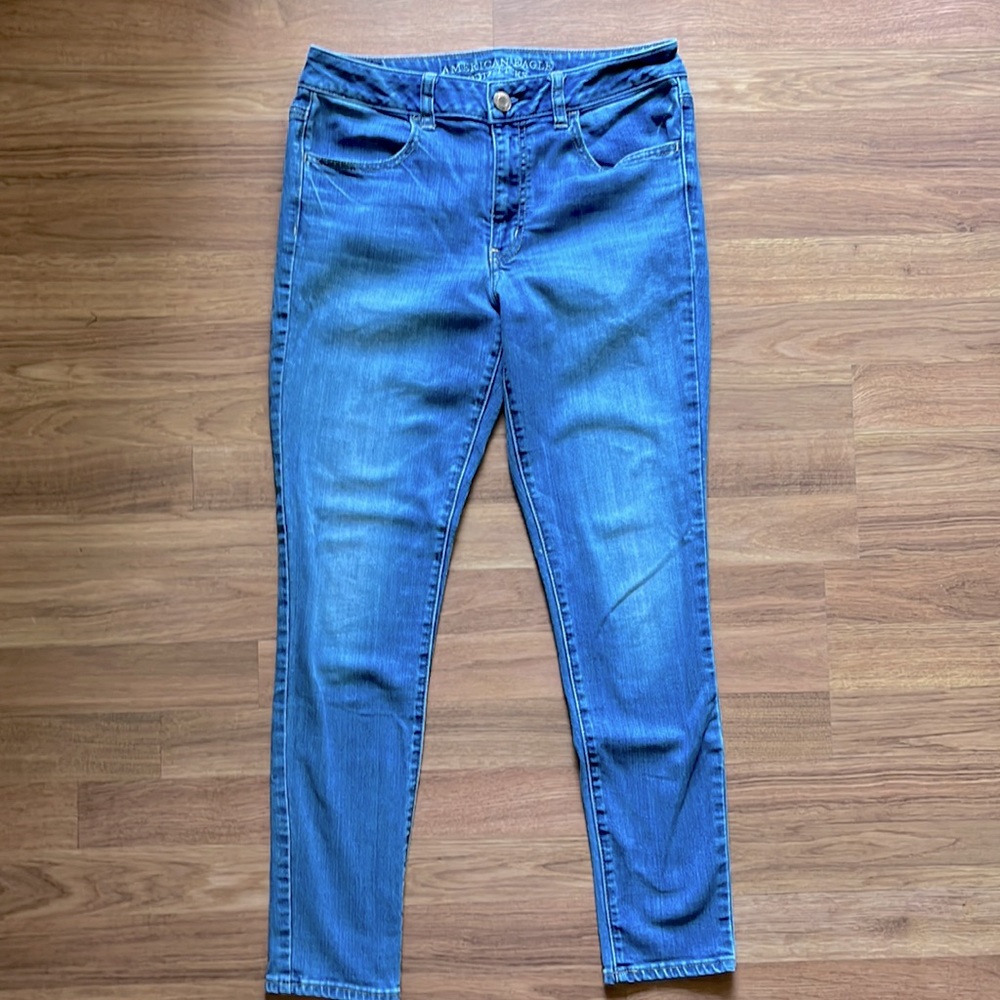 Women’s American Eagle, size 6 short tapered jeans, good condition.